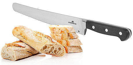 Brotmesser und geschnittenes Baguette.