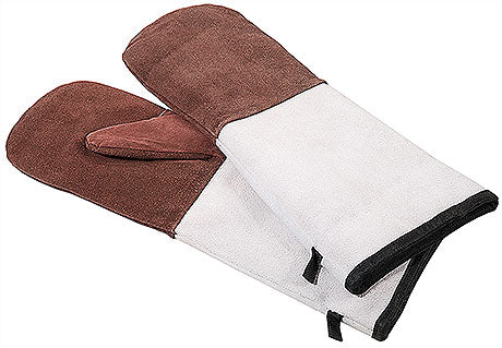 Zwei braune Ofenhandschuhe aufeinander.