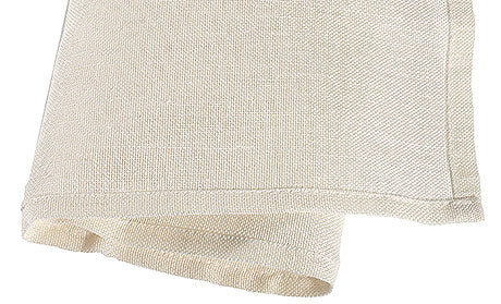 Beige Stoffserviette, gefaltet, Detailansicht.