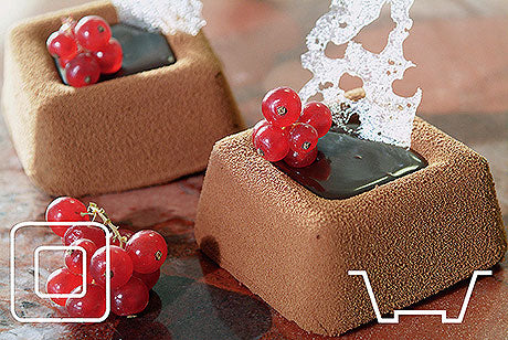 Schokoladendesserts mit roten Johannisbeeren.