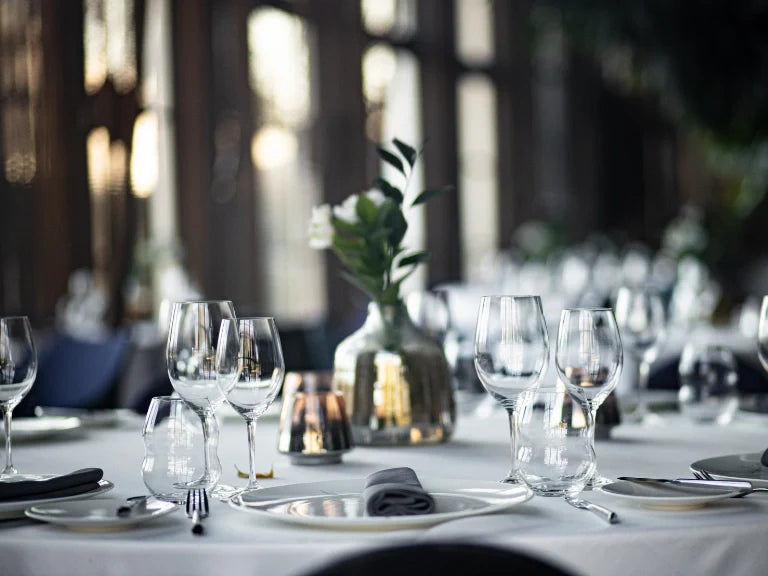 Eleganter, gedeckter Tisch mit Weingläsern.