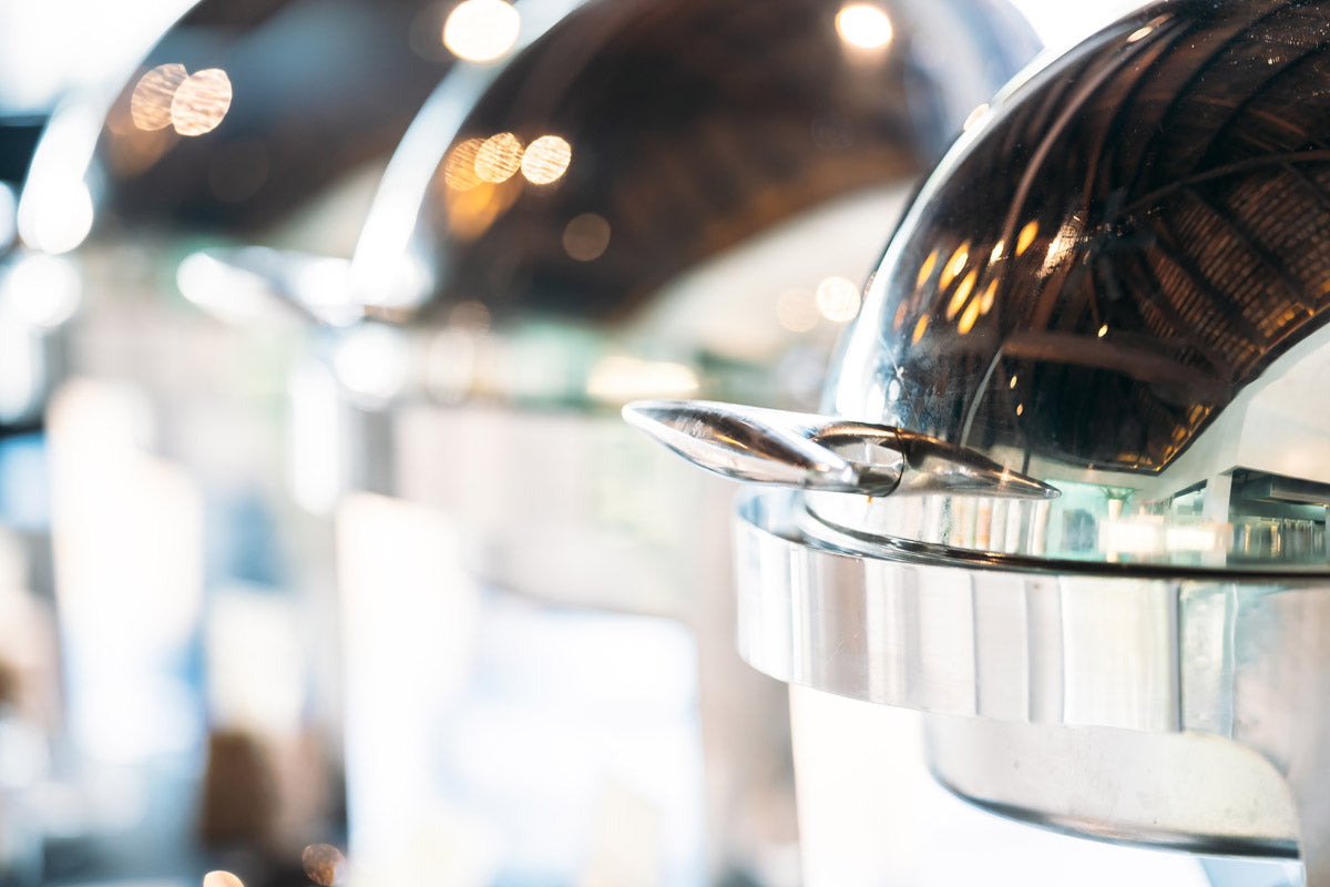 Buffet-Wärmebehälter in einer gastronomischen Umgebung.