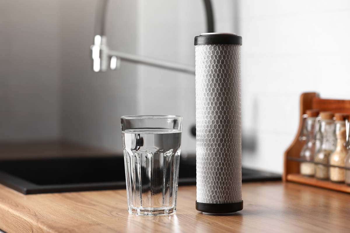 Wasserglas und Filter in Küchenumgebung.
