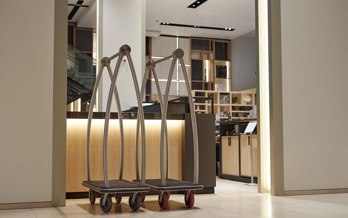 Gepäckwagen vor Hotelrezeption in modernem Design.