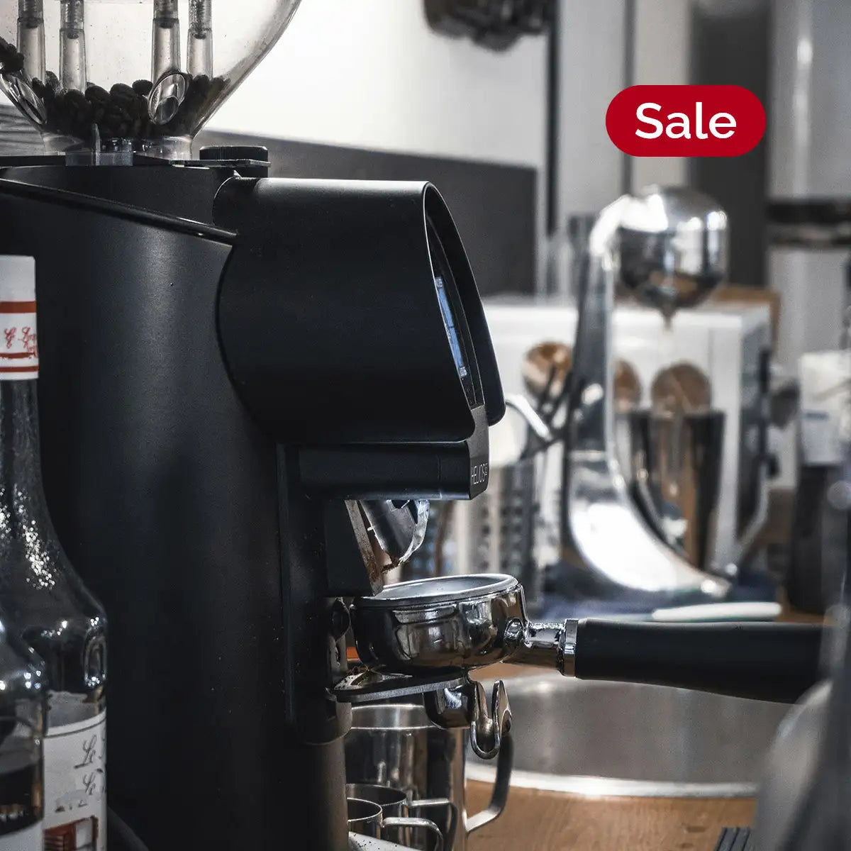 Kaffeemaschine in Gastronomieküche mit Sale-Badge.