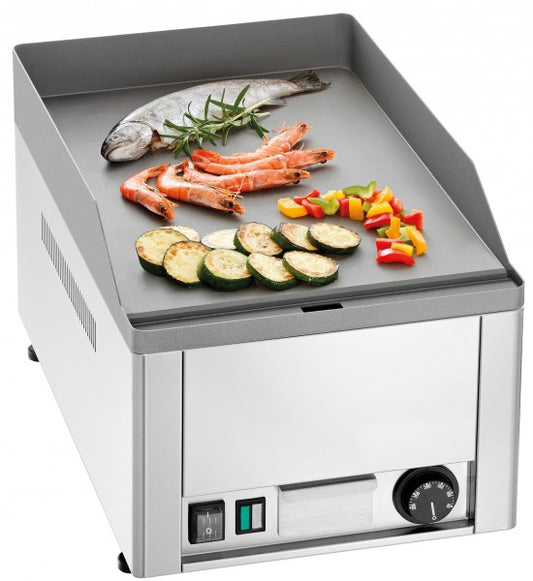 Grillplatte mit Fisch und Gemüse.