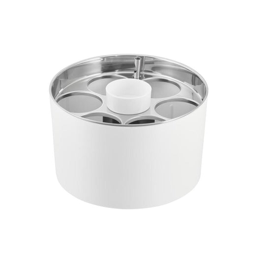 Weißer Besteckhalter mit Fächern.