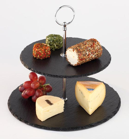 Etagere mit Käse und Trauben.