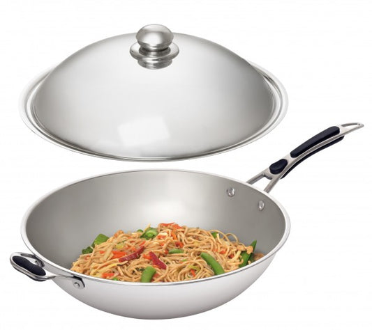 Wok mit asiatischen Nudeln.