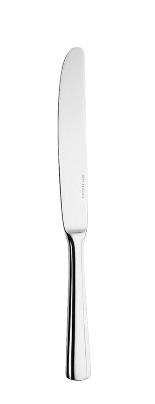 Silbernes Buttermesser auf weißem Hintergrund.