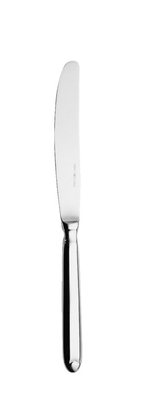 Silbernes Buttermesser auf weißem Hintergrund.
