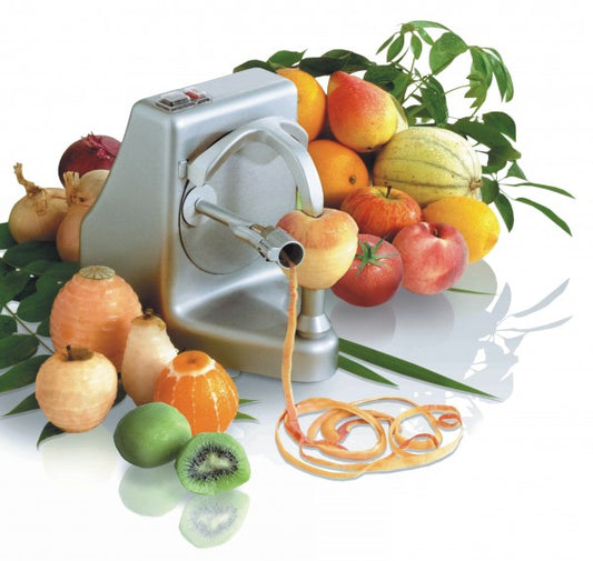 Obstschneider mit frischen Früchten.