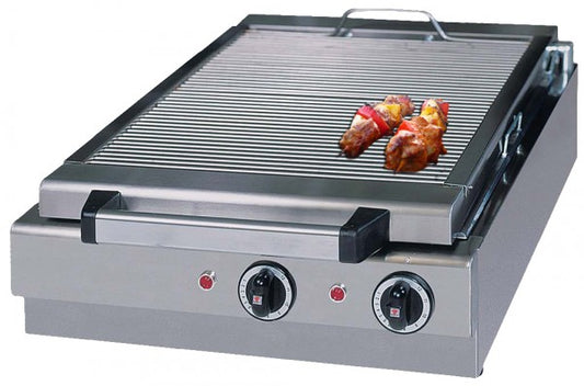 Grillgerät mit Fleischspießen.