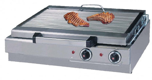 Grillgerät mit Fleischstücken.