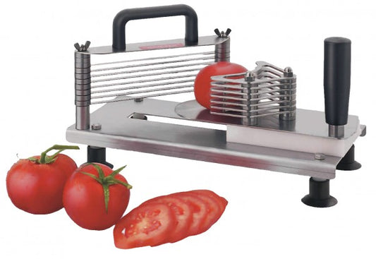 Tomatenschneider mit frischen Tomaten.