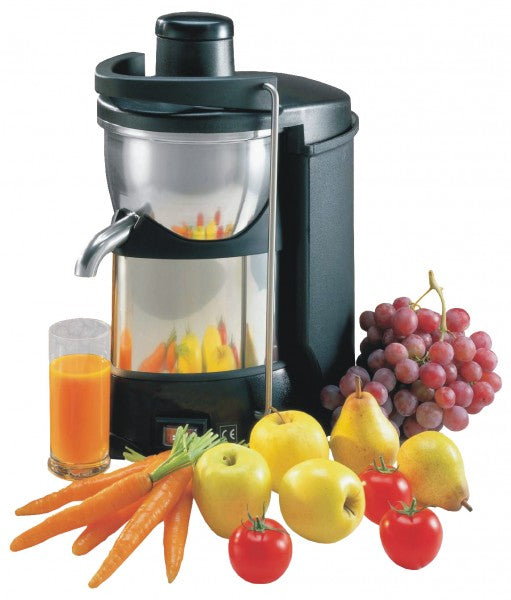Saftpresse mit Obst und Gemüse.