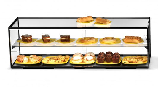 Vitrine mit Gebäck und Snacks.