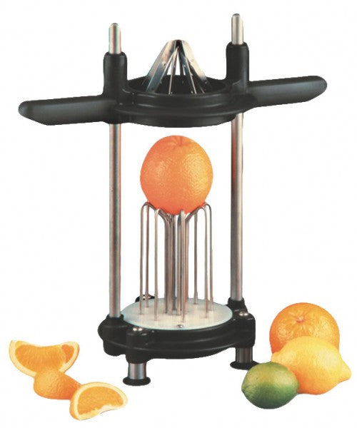 Zitruspresse mit Orangen und Limetten.