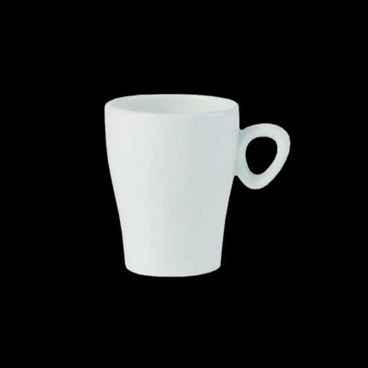 Weiße Tasse auf schwarzem Hintergrund.
