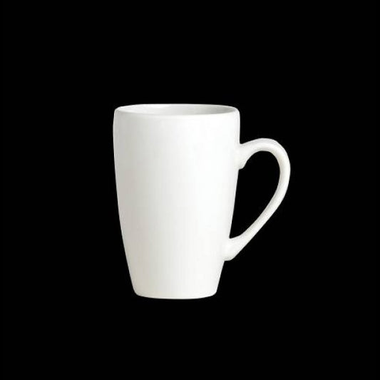 Weiße Tasse auf schwarzem Hintergrund.
