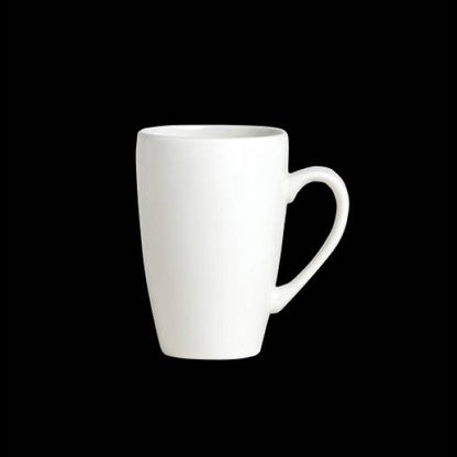 Weiße Tasse auf schwarzem Hintergrund.