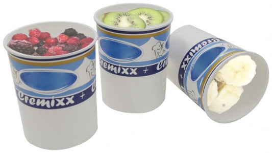 Eisbecher mit verschiedenen Früchten.