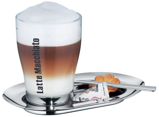 Latte Macchiato auf Servierplatte.