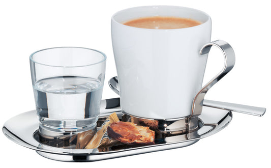 Kaffeetasse mit Wasser und Gebäck.