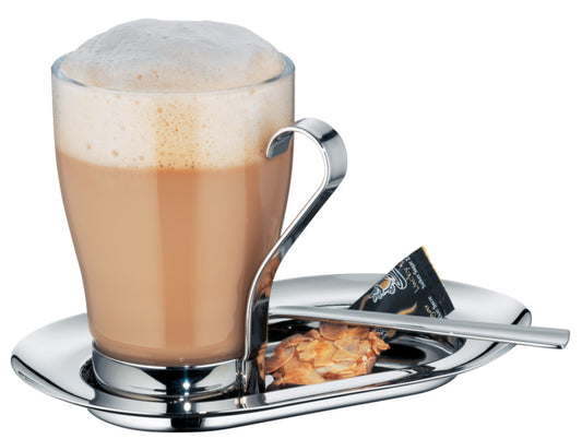 Kaffeetasse mit Gebäck und Löffel.