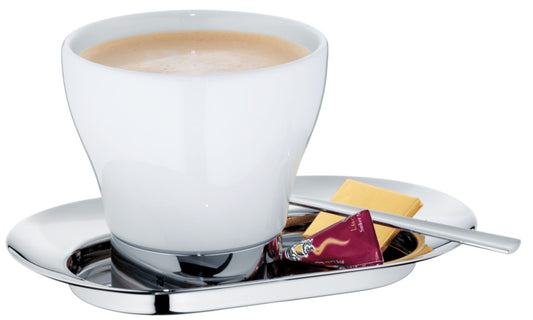 Kaffeetasse mit Untertasse und Süßigkeit.