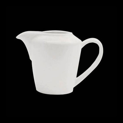 Weiße Porzellan-Milchkanne auf Schwarz.