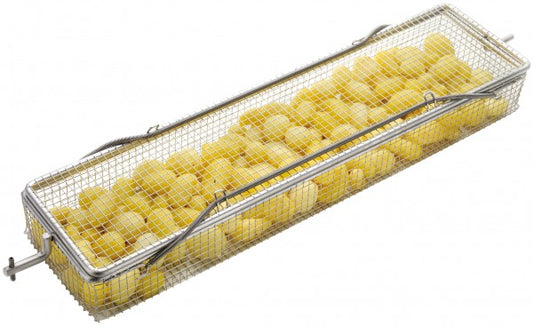Gitterkorb mit vorfrittierten Kartoffeln.