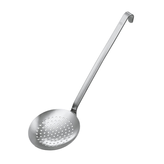 Küchenutensil: Edelstahl-Schaumlöffel mit Löchern.