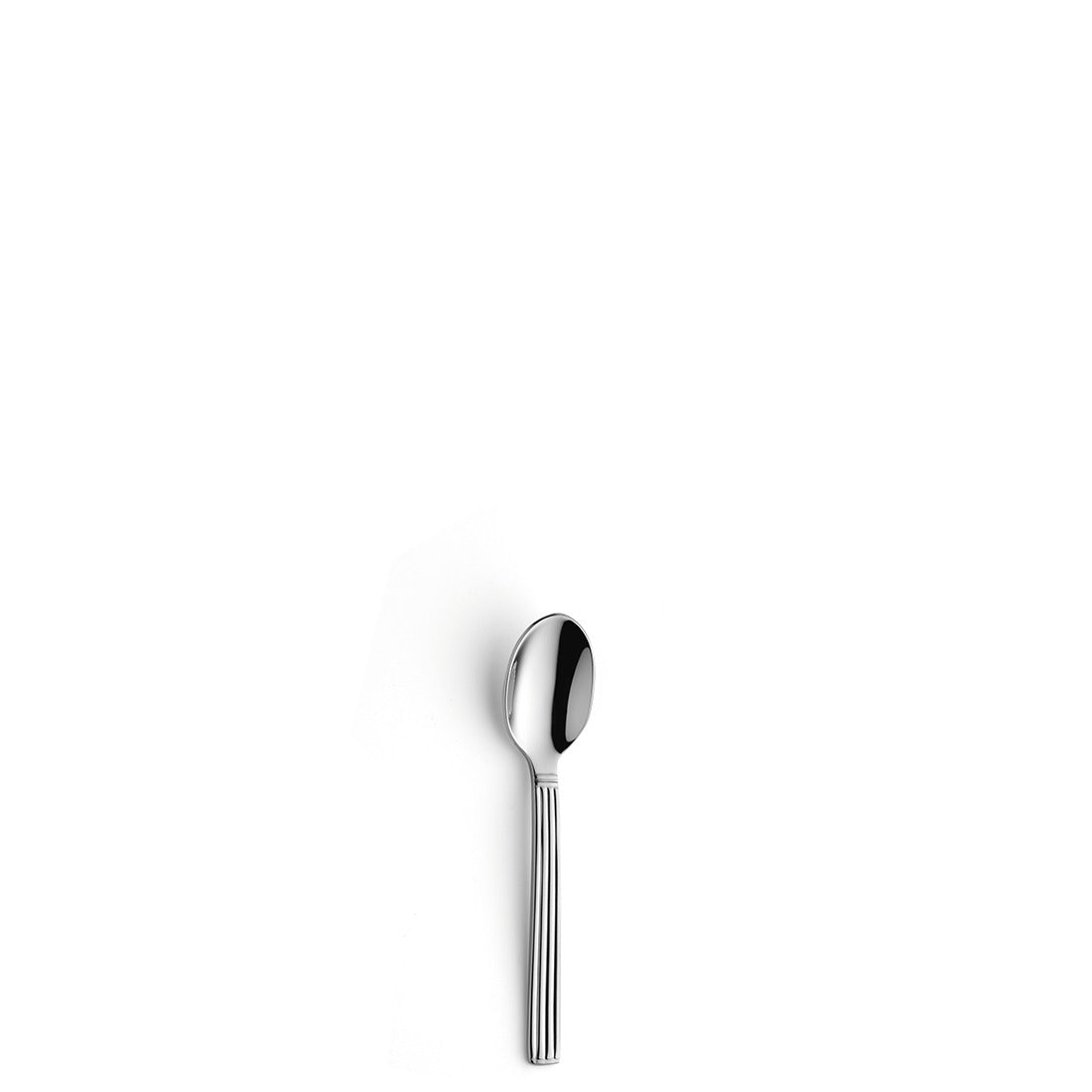 Ein Löffel auf weißem Hintergrund