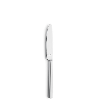 Silbernes Messer auf weißem Hintergrund.