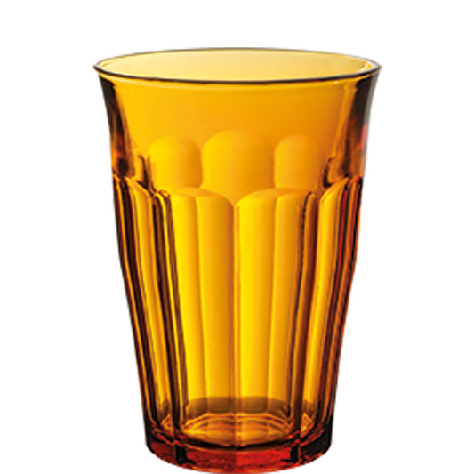 Amberfarbenes Glas mit Getränk