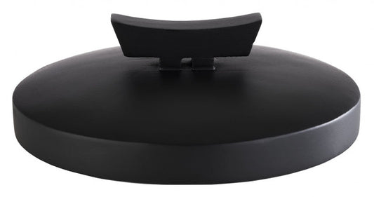 Schwarzer Deckel mit Griff.