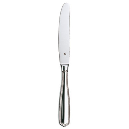 Silbernes Buttermesser auf weißem Hintergrund.