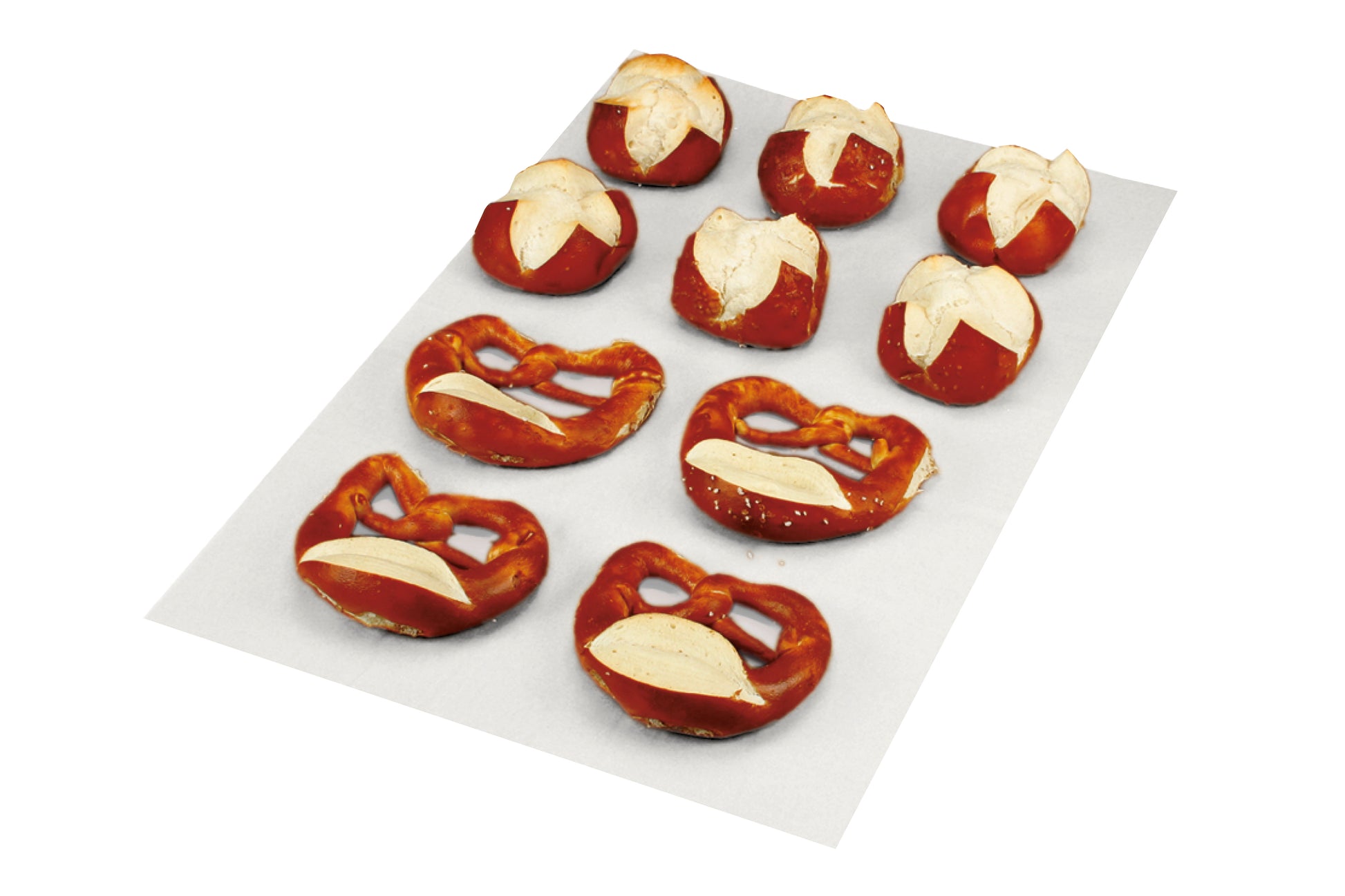 Brezeln auf Backblech angeordnet.