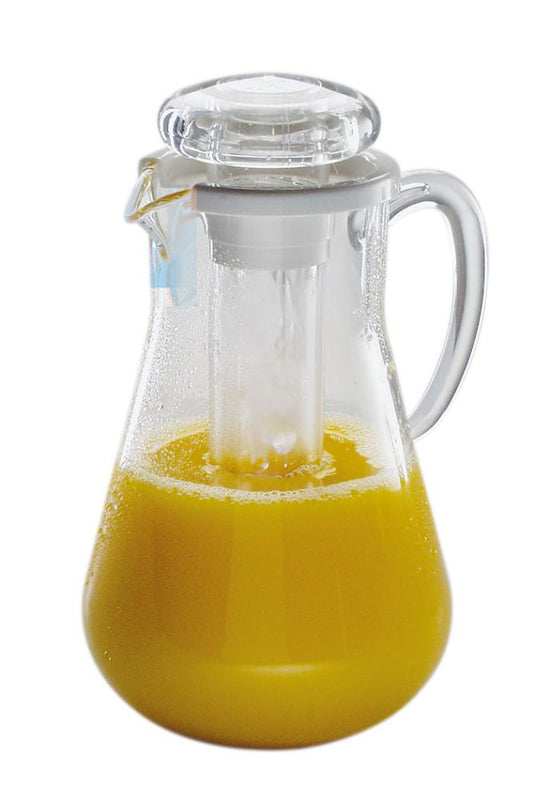 Glaskaraffe mit Orangensaft und Einsatz.