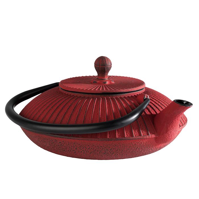 Rote Teekanne mit schwarzem Griff.