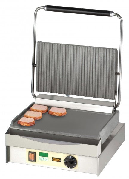 Grillplatte mit Fleischscheiben.
