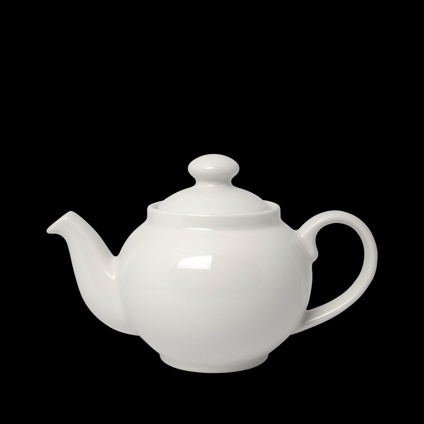 Weiße Teekanne auf schwarzem Hintergrund.
