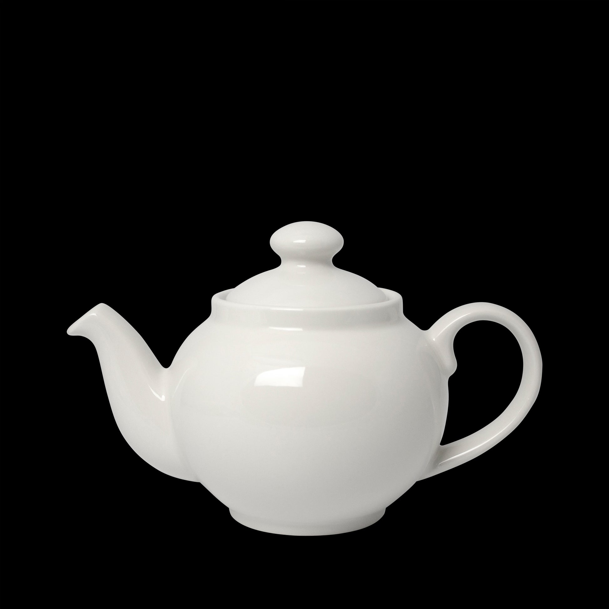 Weiße Teekanne auf schwarzem Hintergrund.