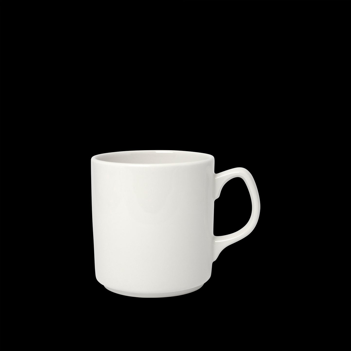 Weiße Tasse auf schwarzem Hintergrund.