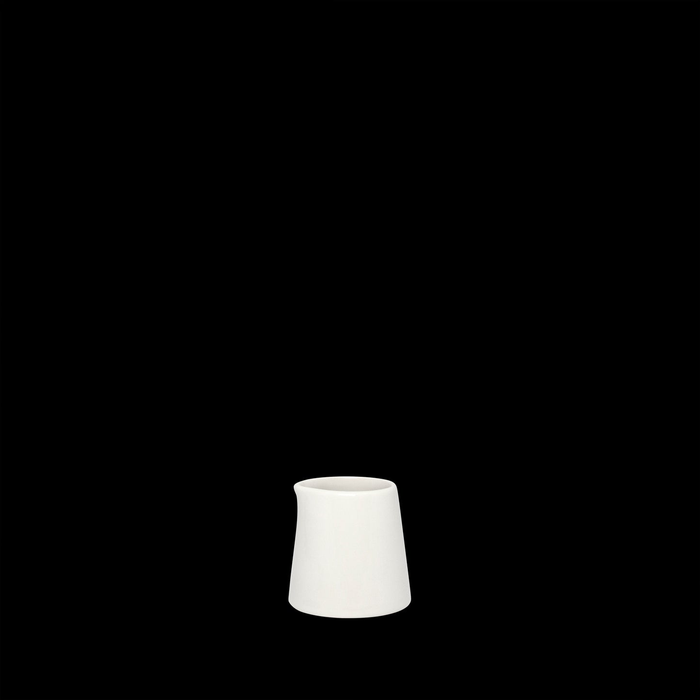 Leere weiße Tasse auf Schwarz.