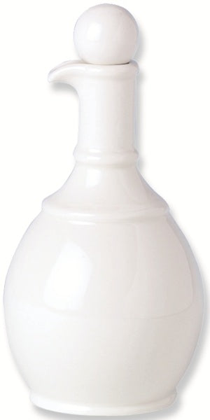 Weiße Keramikflasche mit Ausgießer.