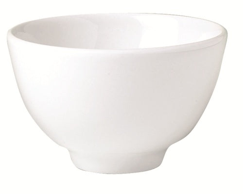 Weiße Porzellanschüssel, schlichtes Design.