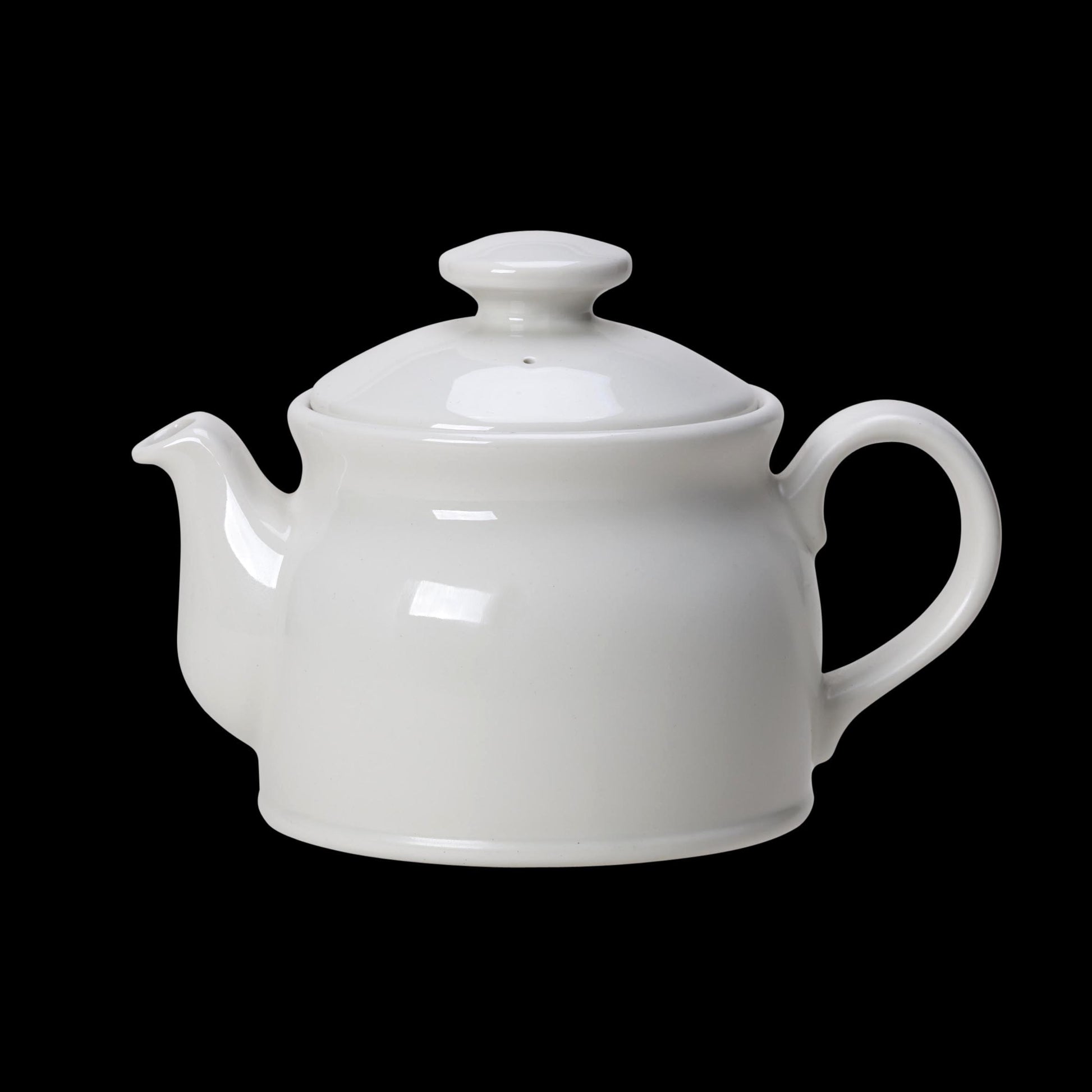 Weiße Teekanne auf schwarzem Hintergrund.