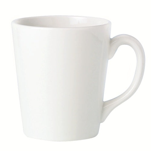 Weiße Tasse auf weißem Hintergrund.